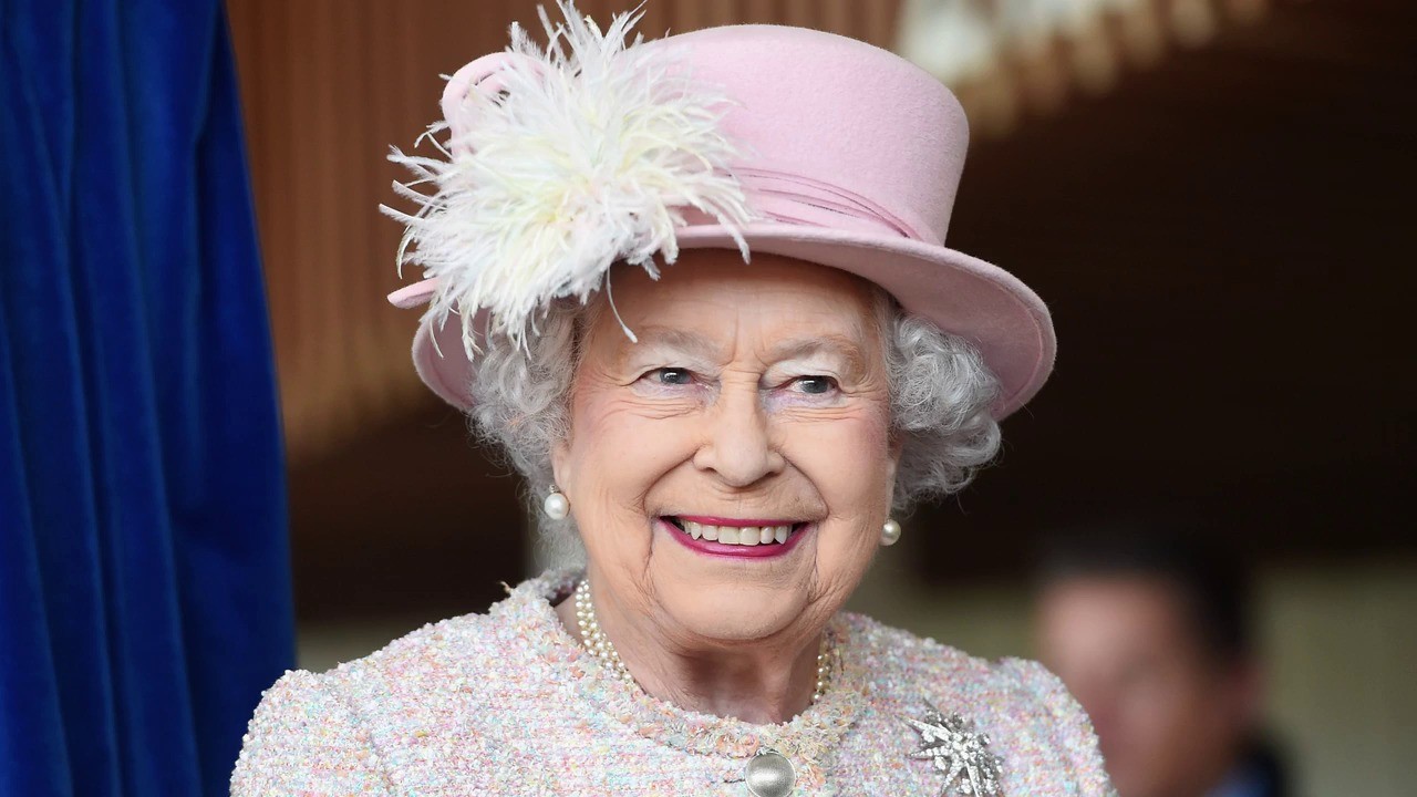 The Royal Beat: From Scotland to Sandringham: The Queen Returns to Work