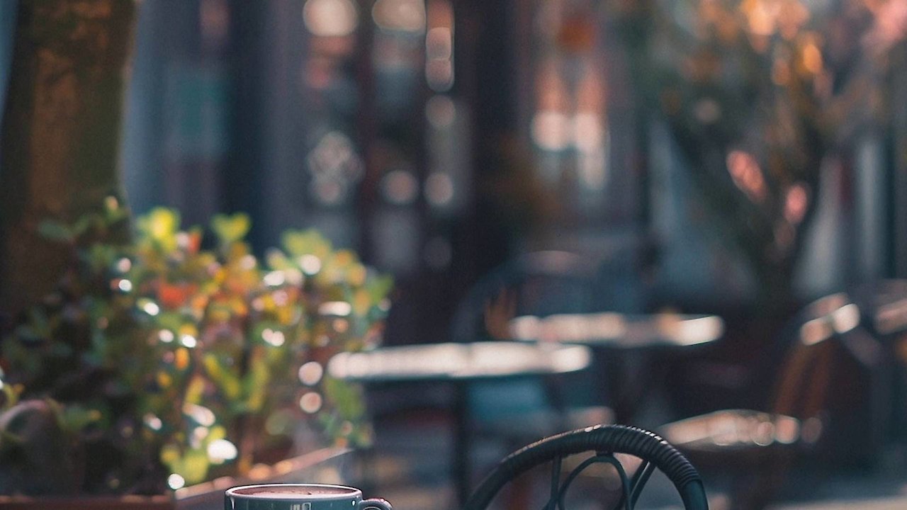 Street-side caf