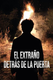 El extraño detrás de la puerta