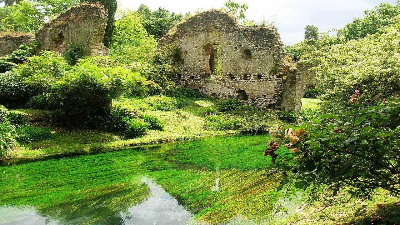 Gardens of the World: A Romantic Garden