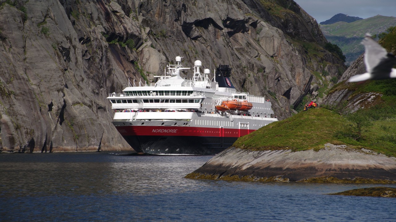 On Tour Exploring the Extraordinary: Hurtigruten