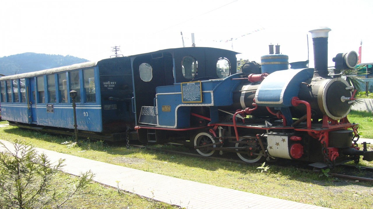 On Tour Exploring the Extraordinary: Darjeeling Himalayan Toy Train