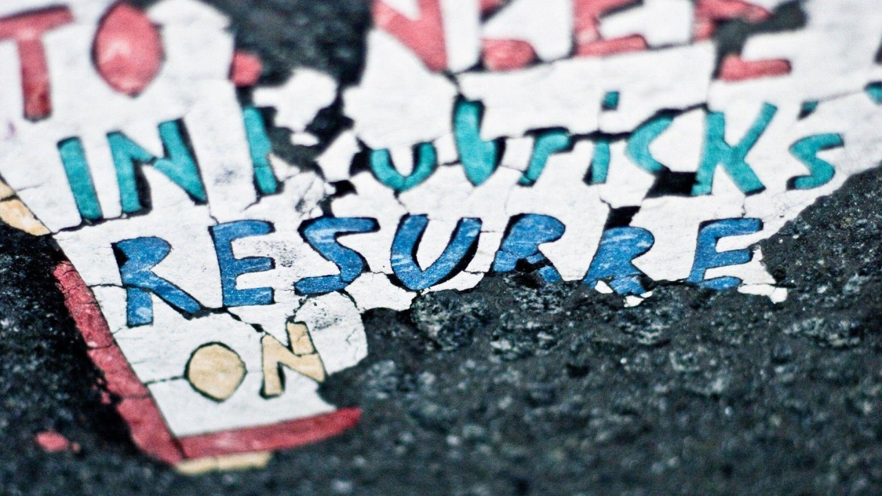 Resurrect Dead:The Mystery of the Toynbee Tiles