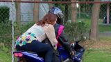 Una joven rica conoce a un motociclista y se enamora de él, la madre de ella se opone a su relación porque él no tiene dinero y trata de separarlos.